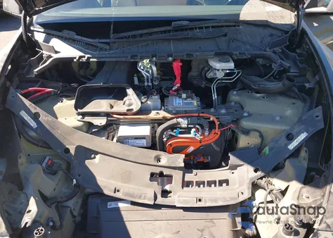 2023 Tesla Model Y Awd/Long Range Dual Motor All-Wheel Drive z USA, uszkodzony, nr VIN 7SAYGDEE4PA137965